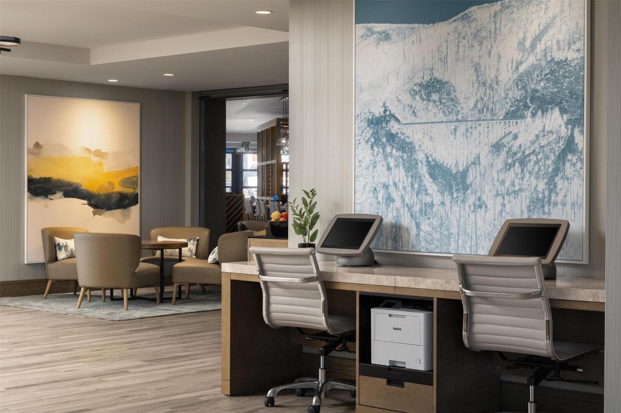 Doubletree By Hilton Вест-Келоуна Экстерьер фото
