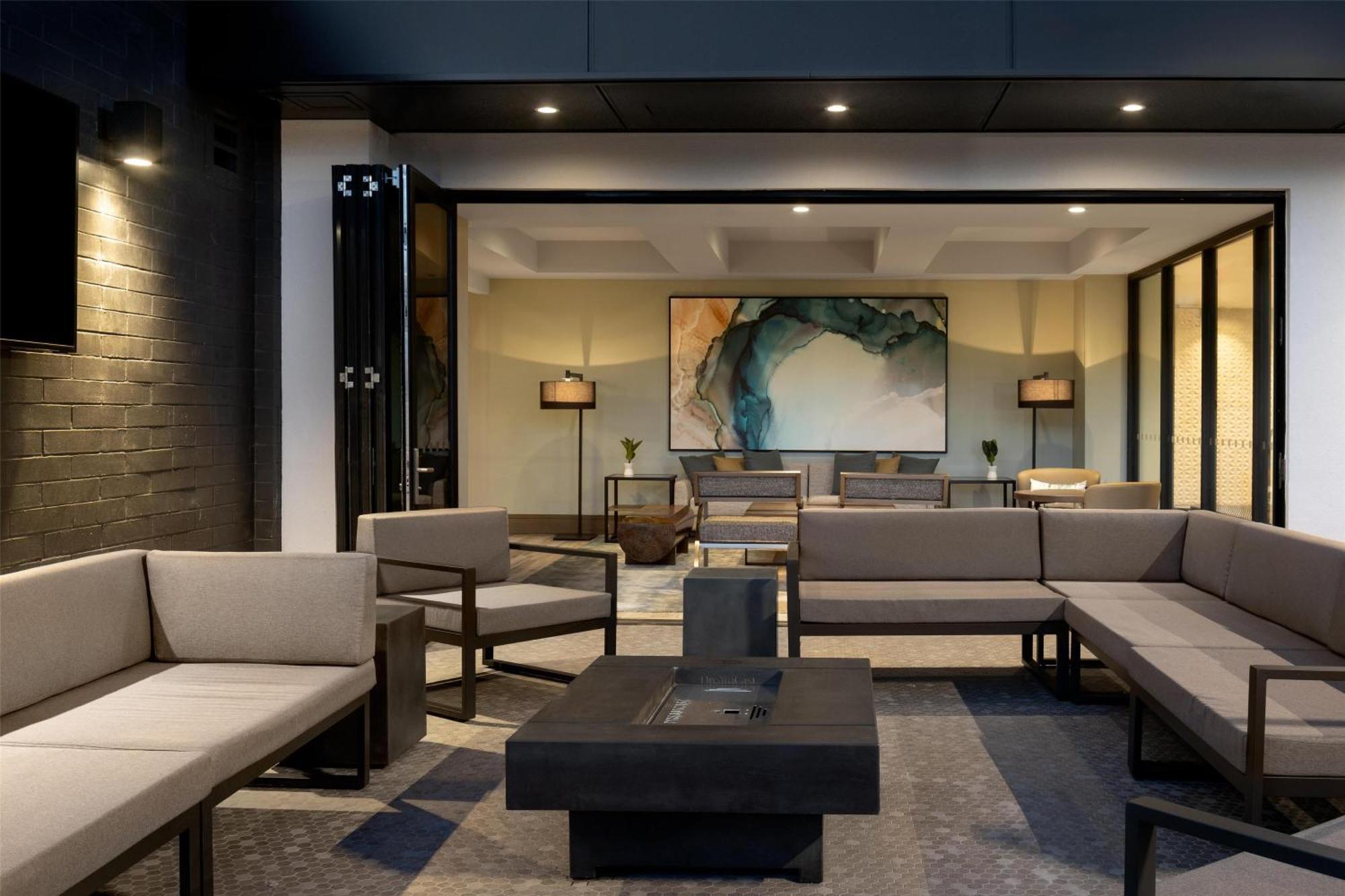 Doubletree By Hilton Вест-Келоуна Экстерьер фото